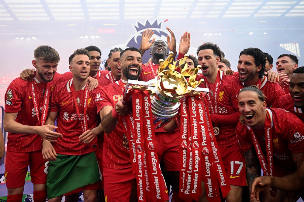 足球国足后防双塔表现稳固